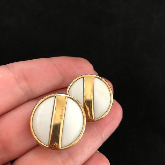Avon Stamped Round Clip On Earrings White Gold - Picture 3 of 5
